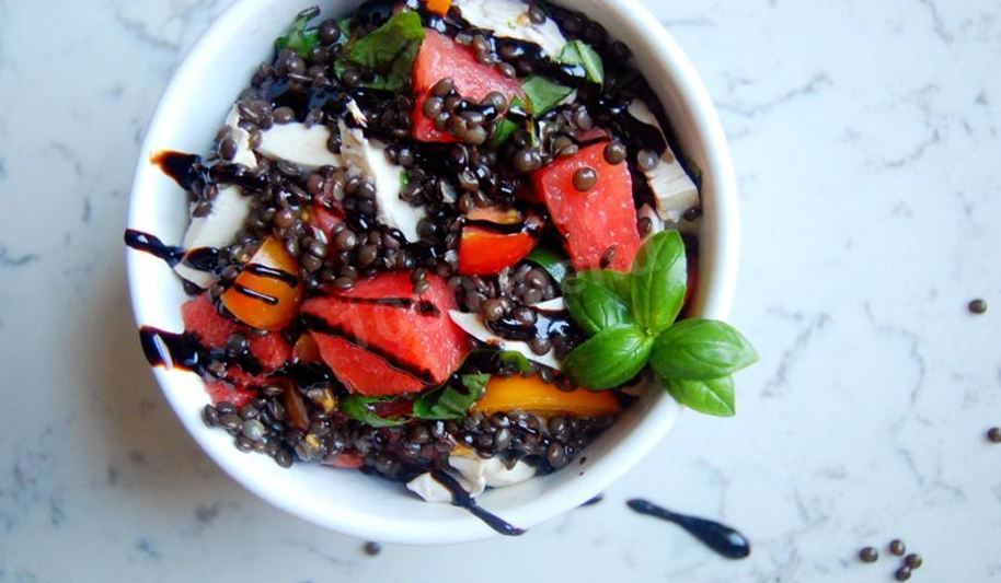 Рецепт салат из черной чечевицы с арбузом