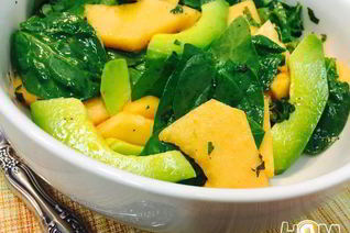 Салат из дыни с авокадо под мятно-лаймовым соусом