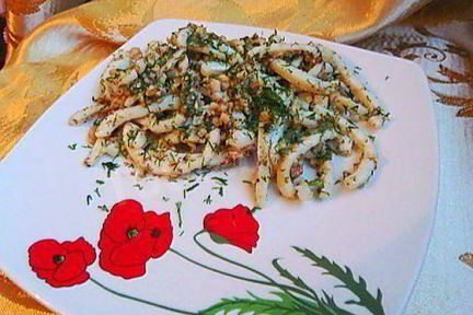 Салат из кальмаров с орехами