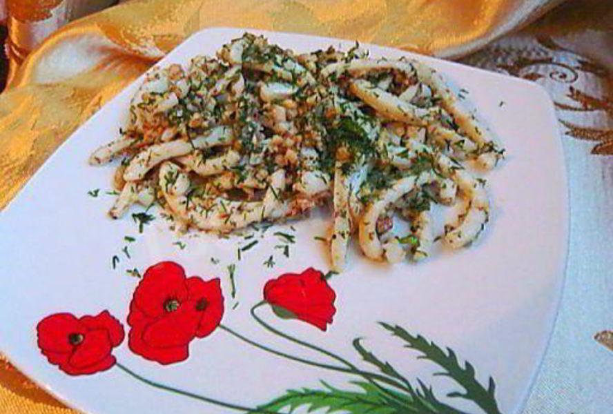 Салат из кальмаров с орехами