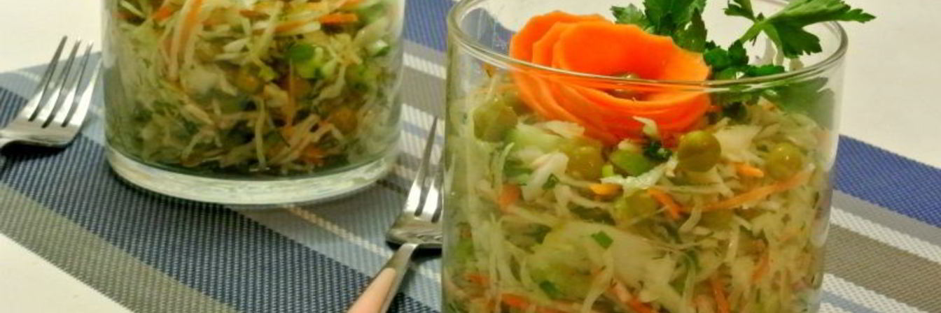 Салат из капусты с зеленым горошком