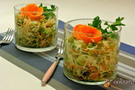 Салат из капусты с зеленым горошком