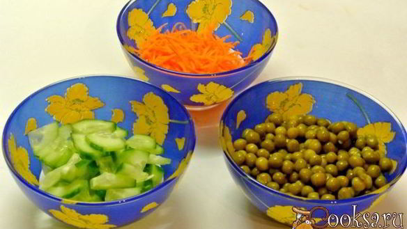 ШАГ 2. салат из капусты с зеленым горошком