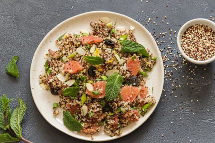 Салат из киноа с красными апельсинами