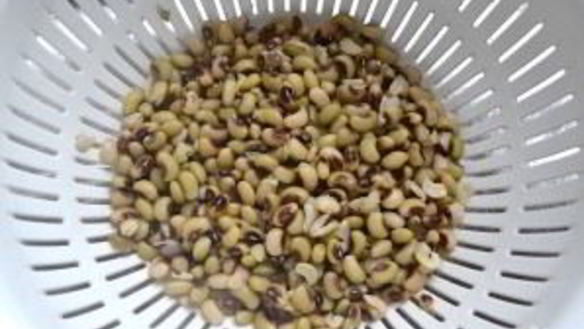 ШАГ 2. салат из консервированной красной фасоли