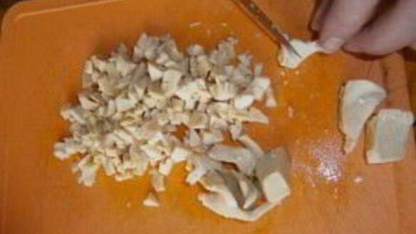 ШАГ 2. салат из консервированных кальмаров и шампиньонов