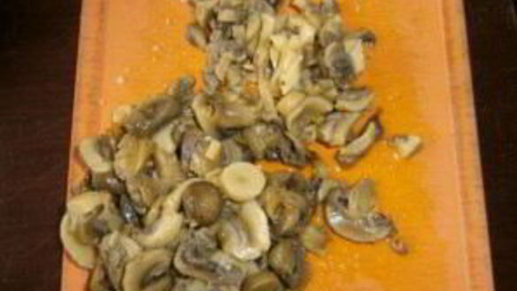 ШАГ 3. салат из консервированных кальмаров и шампиньонов