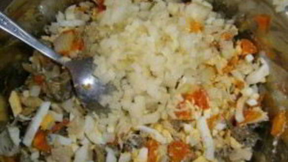 ШАГ 5. салат из консервированных кальмаров и шампиньонов