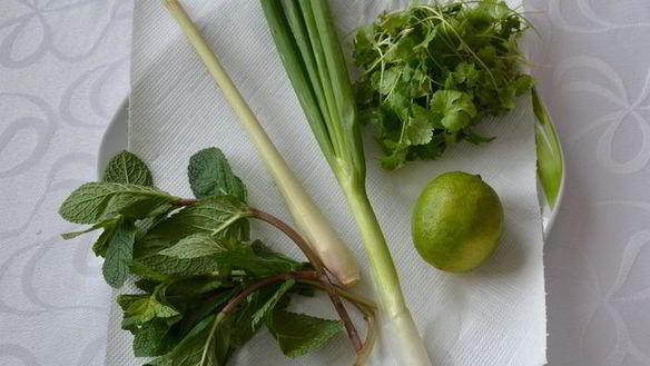 ШАГ 2. салат из креветок с лемонграссом