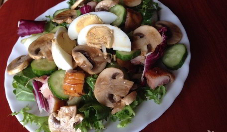 Рецепт салат из куриной грудки с грибами