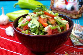 Салат из летних овощей с чесноком