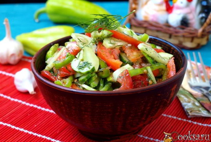 Салат из летних овощей с чесноком
