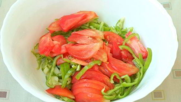 ШАГ 2. салат из летних овощей с чесноком