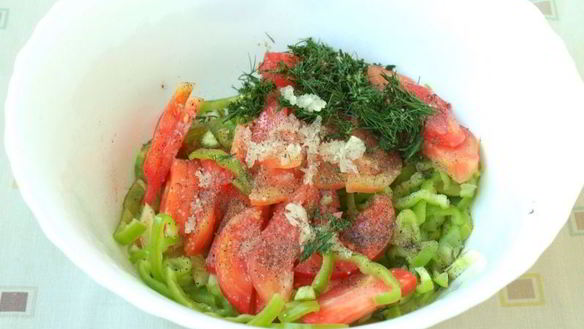 ШАГ 3. салат из летних овощей с чесноком