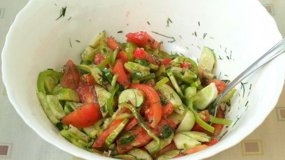 ШАГ 4. салат из летних овощей с чесноком