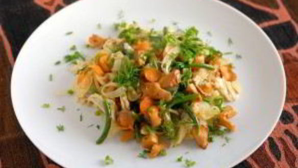 ШАГ 3. салат из лисичек с курицей