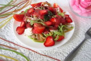 Салат из пасты с клубникой