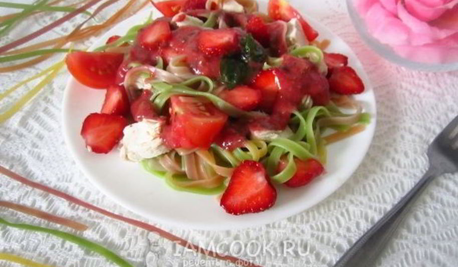 Рецепт салат из пасты с клубникой