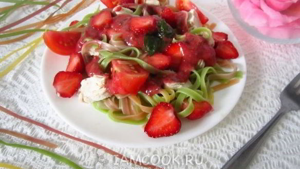 ШАГ 7. салат из пасты с клубникой