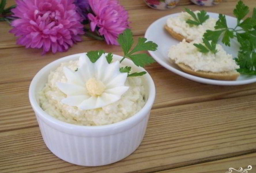 Салат из плавленного сыра с яйцом