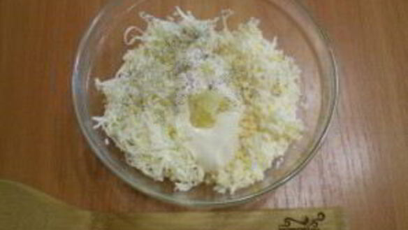 ШАГ 2. салат из плавленного сыра с яйцом