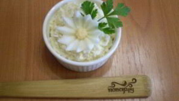 ШАГ 4. салат из плавленного сыра с яйцом