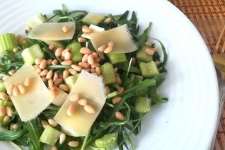 Салат из рукколы, кедрового ореха и сельдерея