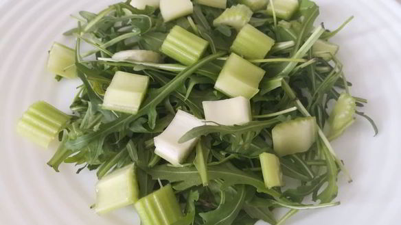 ШАГ 2. салат из рукколы, кедрового ореха и сельдерея