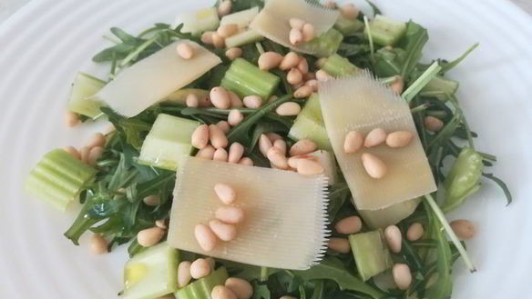 ШАГ 4. салат из рукколы, кедрового ореха и сельдерея