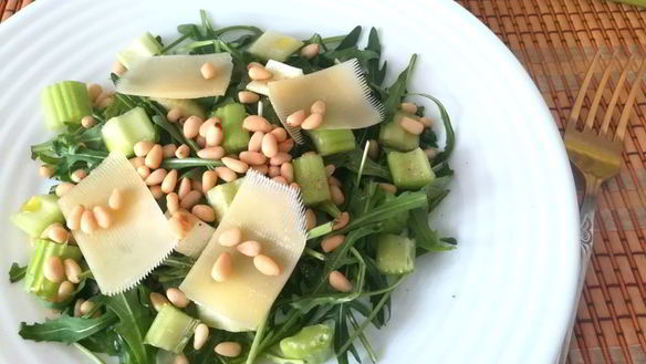 ШАГ 5. салат из рукколы, кедрового ореха и сельдерея