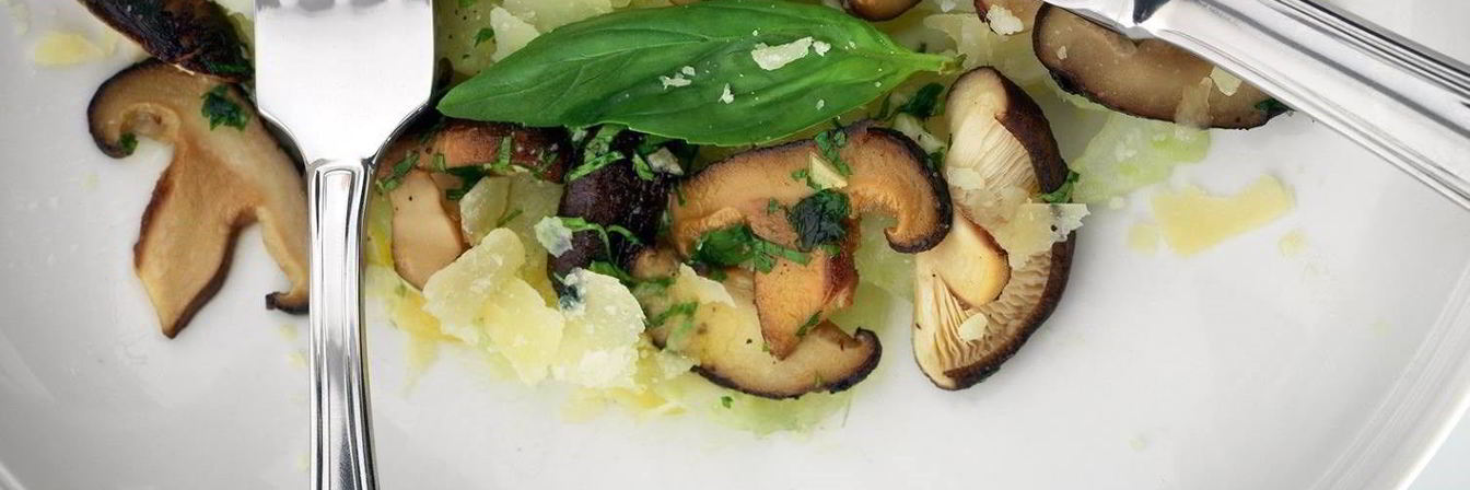 Салат из сельдерея, грибов и сыра пекорино