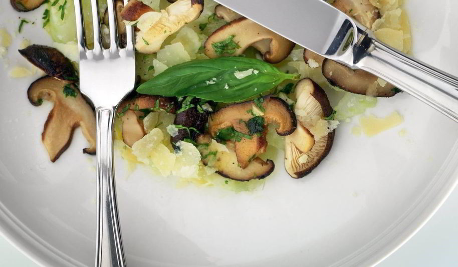 Рецепт салат из сельдерея, грибов и сыра пекорино