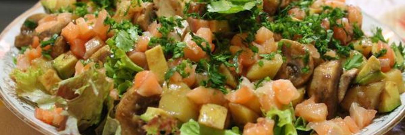 Салат из семги с овощами