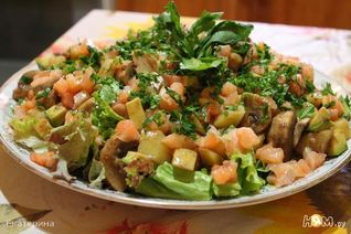 Салат из семги с овощами