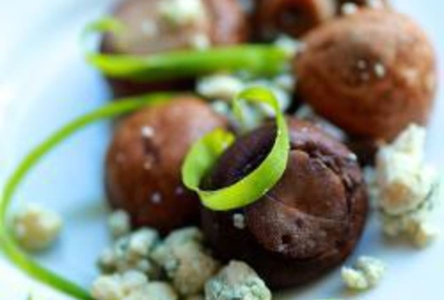 Салат из шампиньонов с голубым сыром