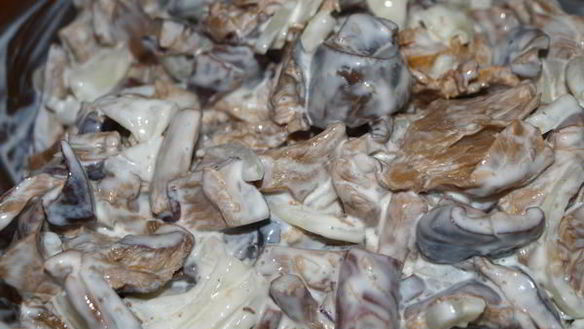 ШАГ 5. салат из соленых грибов