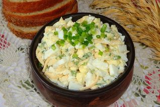 Салат из сыра и яиц с чесноком