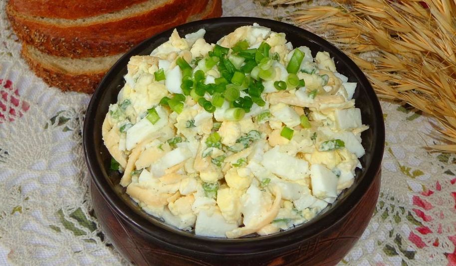 Рецепт салат из сыра и яиц с чесноком