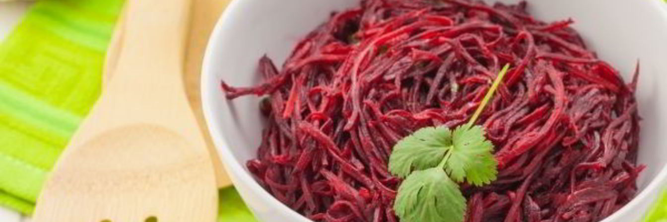 Салат из сырой свеклы с чесноком