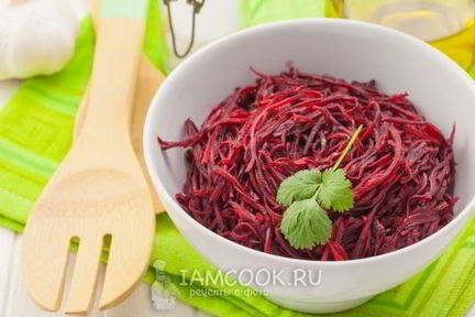Салат из сырой свеклы с чесноком
