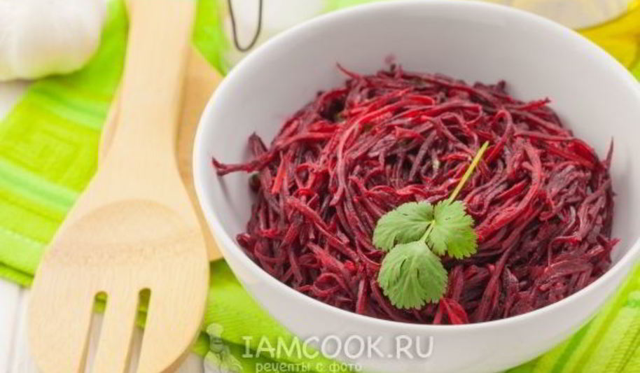 Рецепт салат из сырой свеклы с чесноком