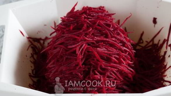 ШАГ 4. салат из сырой свеклы с чесноком