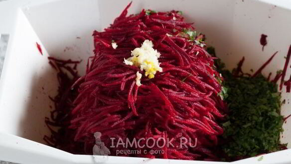 ШАГ 6. салат из сырой свеклы с чесноком