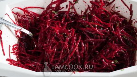 ШАГ 7. салат из сырой свеклы с чесноком
