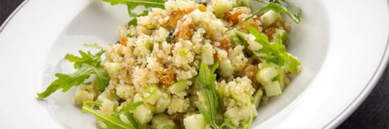 Салат из яблока, киноа, изюма и фисташек