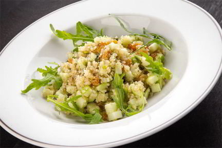 Салат из яблока, киноа, изюма и фисташек