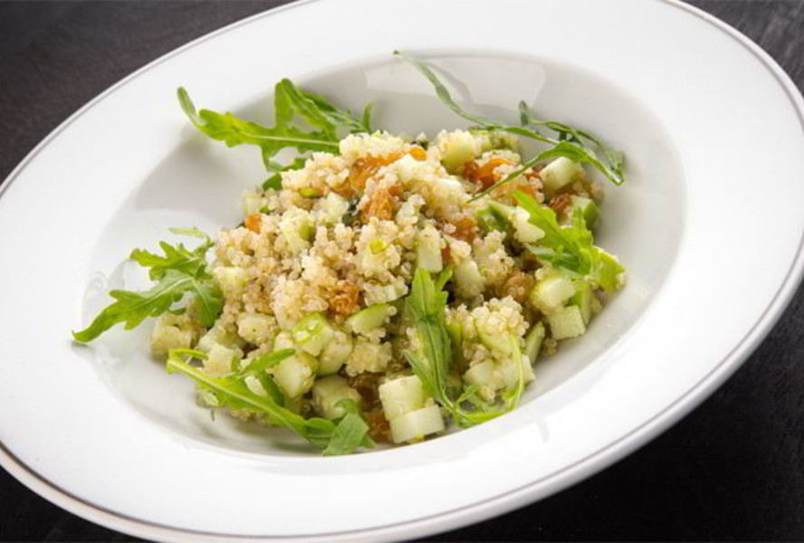 Салат из яблока, киноа, изюма и фисташек