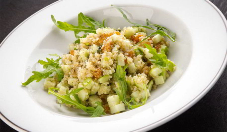 Рецепт салат из яблока, киноа, изюма и фисташек