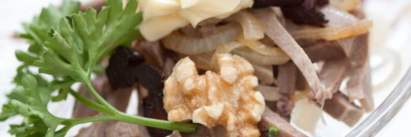 Салат из языка с орехами и черносливом