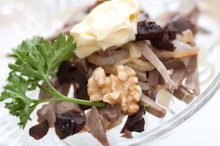 Салат из языка с орехами и черносливом